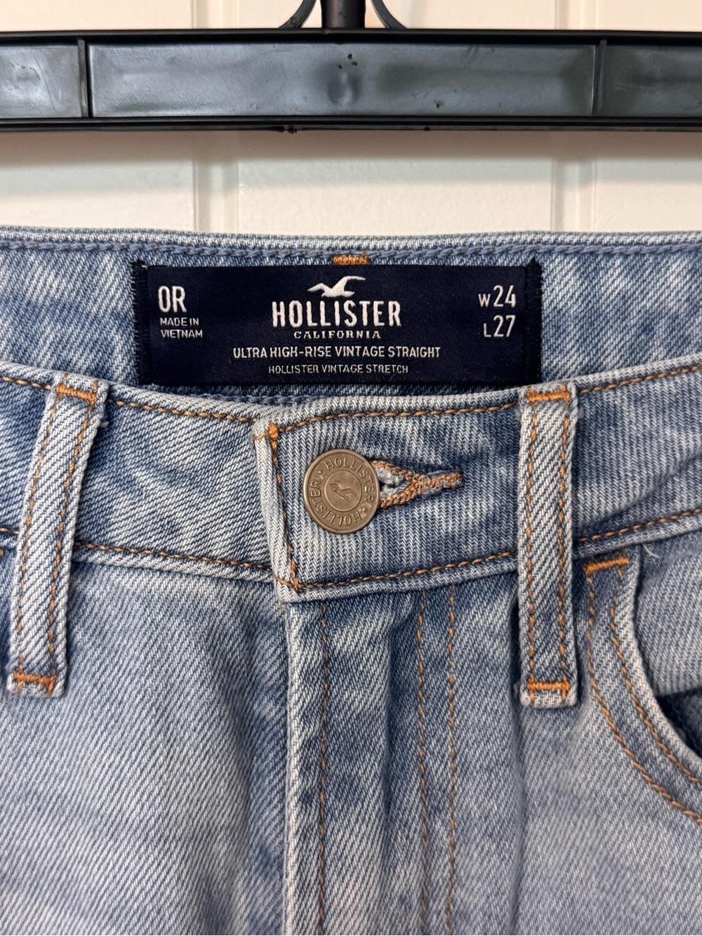 Hollister Ultra High Rise Vintage Straight Jeans Light Wash W24 L27 - Picture 2 of 6